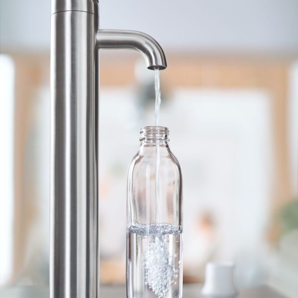 BRITA Extra I-Tap beim Befüllen einer Glasflasche