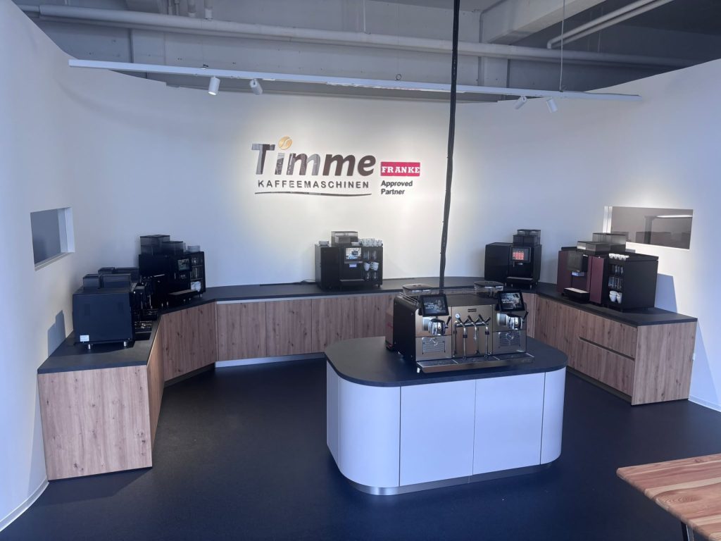 Übersicht über den Showroom von Timme Kaffeemaschinen, Franke Approved Partner in Braunschweig, mit Kaffeevollautomaten