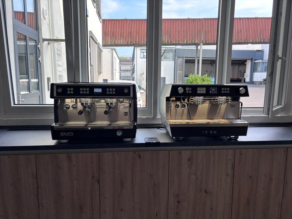 Zwei professionelle Siebträger-Espressomaschinen für die Gastronomie im Showroom Braunschweig